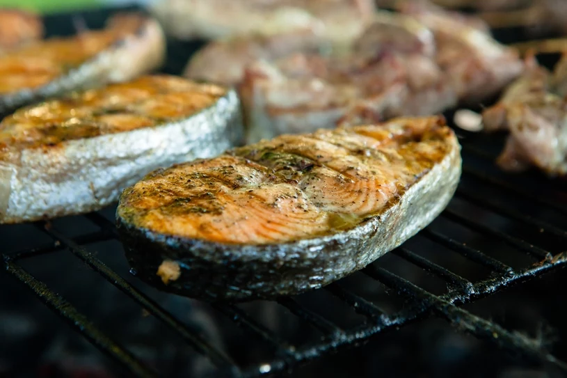 Šťavnatá ryba na grilu. Tajemství její chuti spočívá v pečlivě vybraných kořeních.