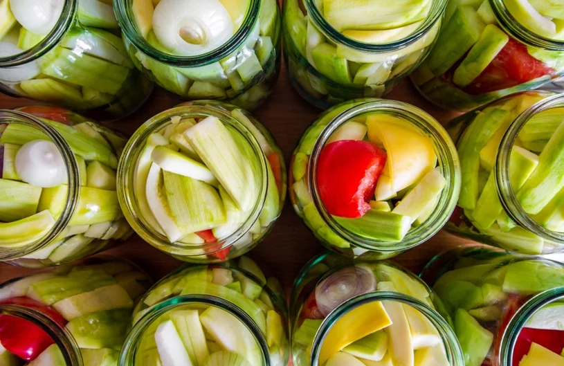 Chcete nakládat zeleninu na zimu? Zde je jednoduchý recept.