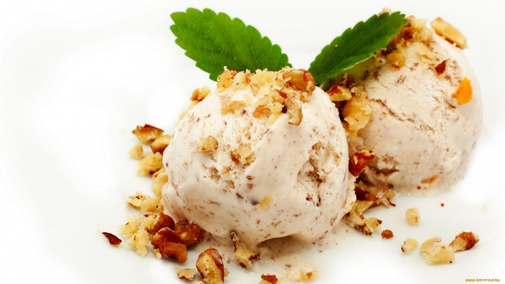 Recept: Zmražený jogurt s květovým medem a vlašskými ořechy