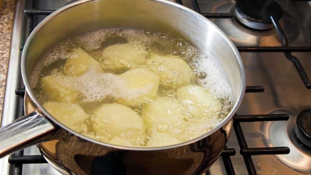 Přidejte lžíci do hrnce a vaše brambory budou dokonalé. Tak to dělají nejlepší kuchaři.