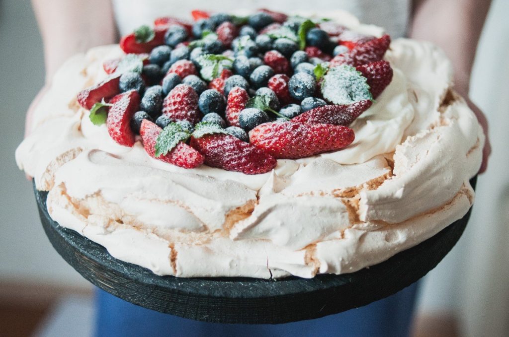 Recept na dort Pavlova, který se povede, i když se nepovede!
