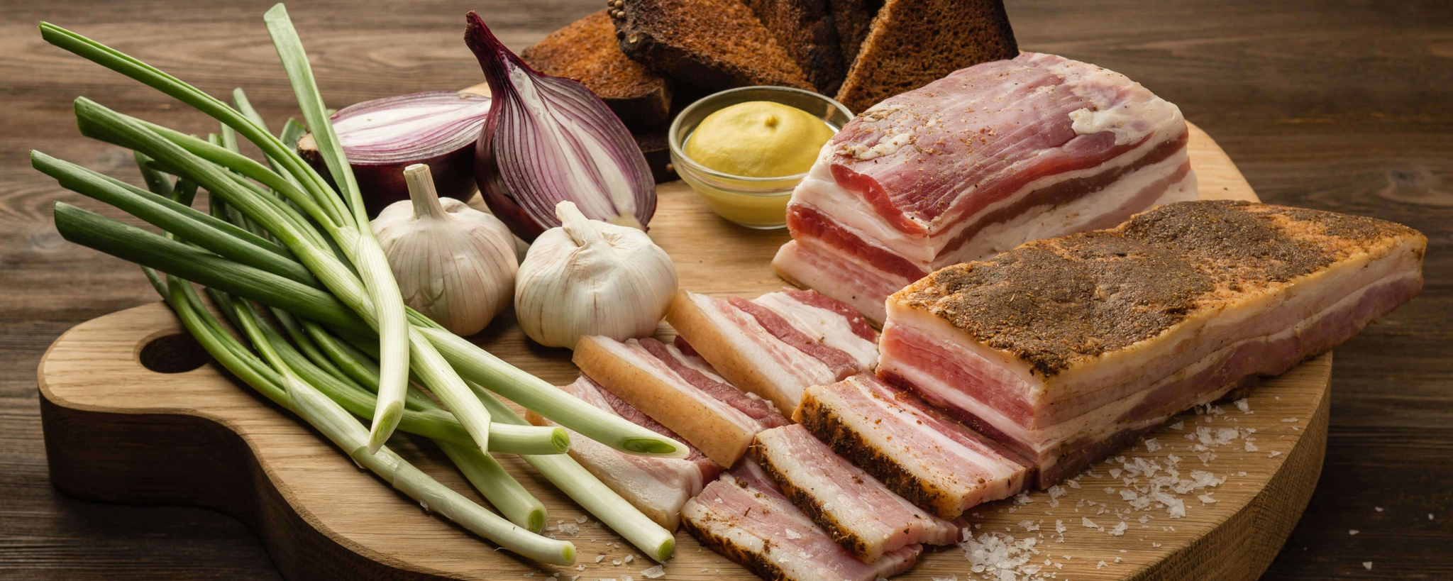 Zapomenuté tajemství našich babiček: sádlo pečené v chlebové krustě – starodávný recept, který promění obyčejnou hrudku v delikatesu.
