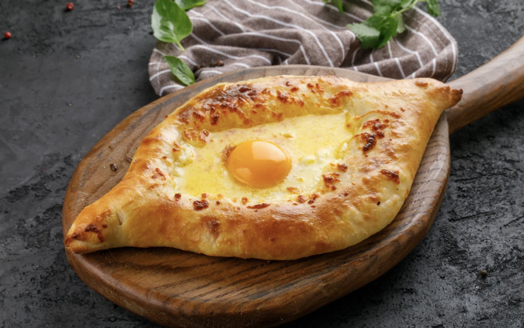 Lodky se sýrem a vejcem, nebo adžarské chačapuri. Recept na pravé gruzínské jídlo