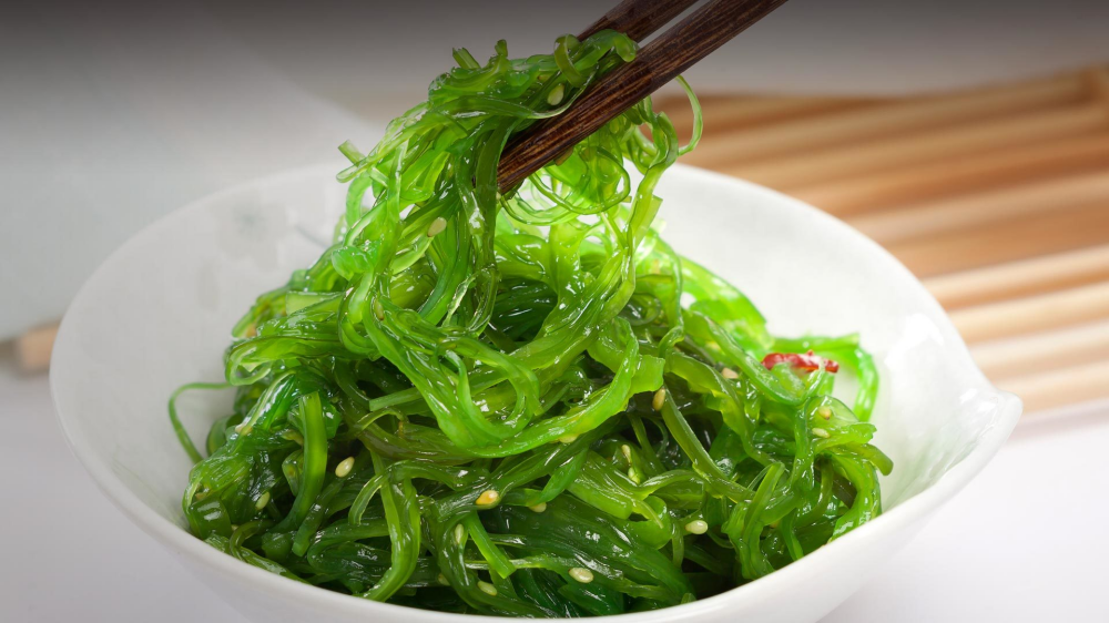 Recept na salát z wakame – japonských mořských řas, které jsou nízkokalorické a bohaté na vitamíny.