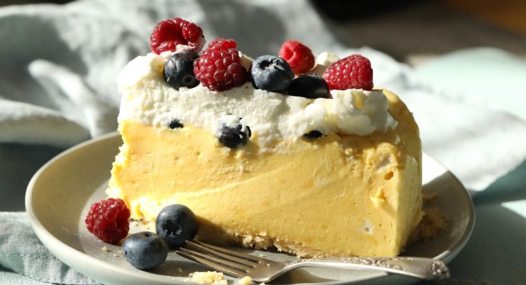 Trojitý ovocný cheesecake bez pečení – hit léta 2025. Do sýrové hmoty přidávám extra ingredienci.