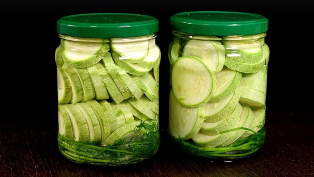 Chutnější než okurky. Tento zimní recept s cuketou je prostě mistrovské dílo.