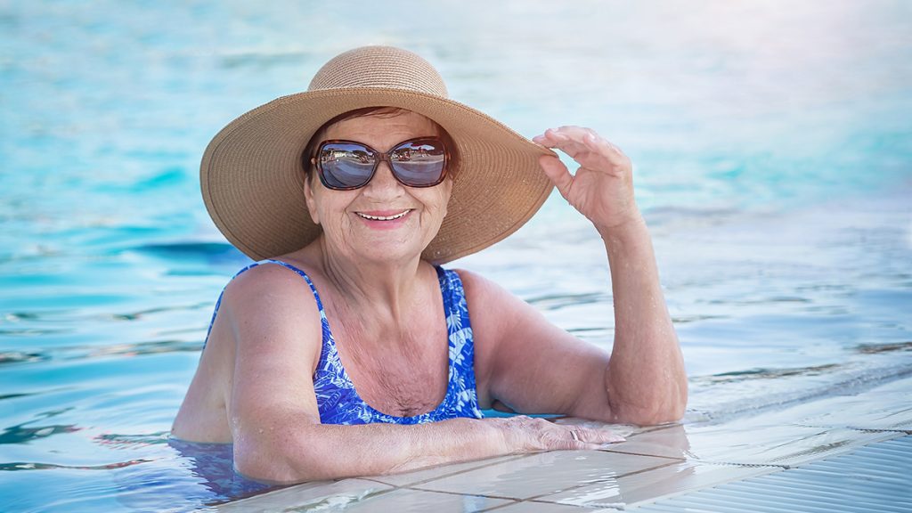 Ani chůze, ani plavání: nejlepší cvičení na pláži doporučené pro osoby starší 60 let