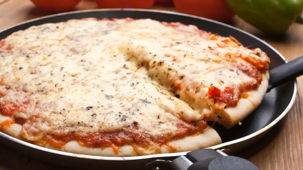 Jak připravit pizzu na pánvi za méně než hodinu: postup krok za krokem.