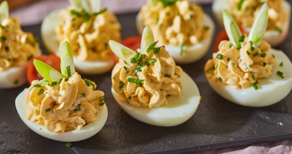 V majonéze: recept na lehká, zdravá a bílkovinová plněná vejce, ideální na léto