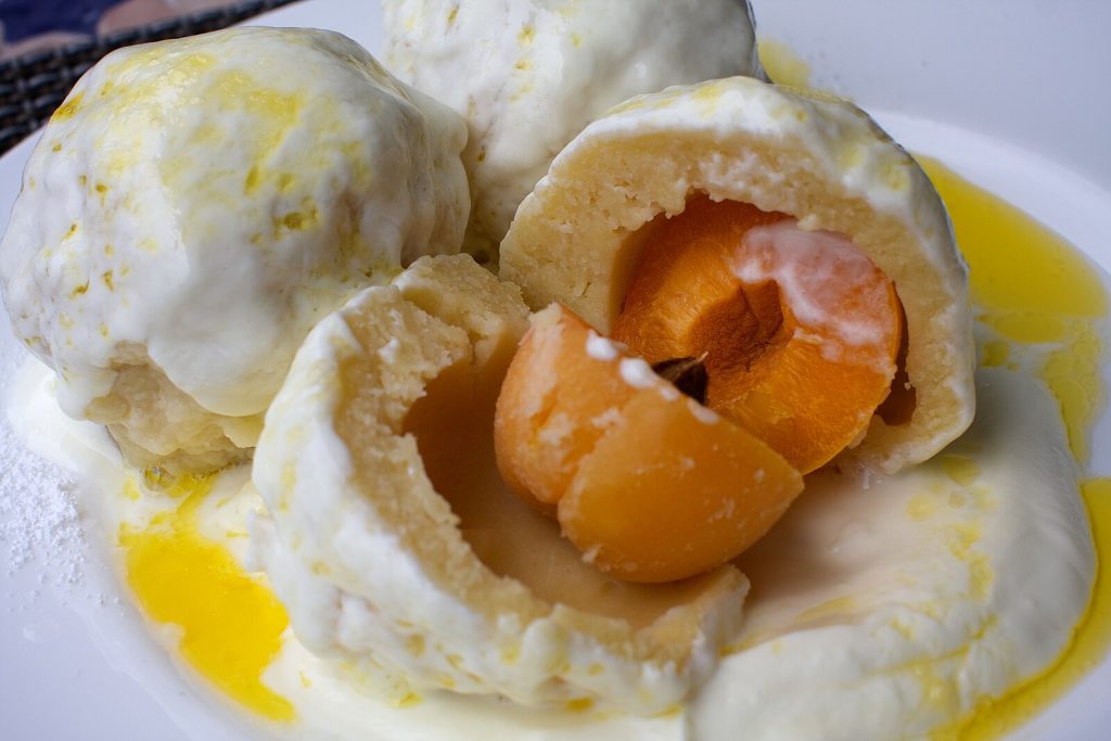 Tento recept na úžasné meruňkové knedlíčky jsem přivezla z dovolené v Rakousku. Tam se těsto nedělá z brambor.