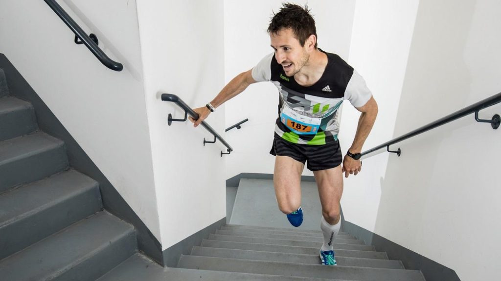 Trenér na vysoké úrovni: „Člověk vážící asi 70 kg může spálit 80 až 120 kalorií za 10 minut, když stoupá po schodech mírným tempem.“