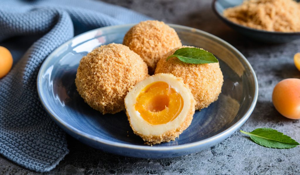 Tento recept na úžasné meruňkové knedlíčky jsem přivezla z dovolené v Rakousku. Tam se těsto nedělá z brambor.