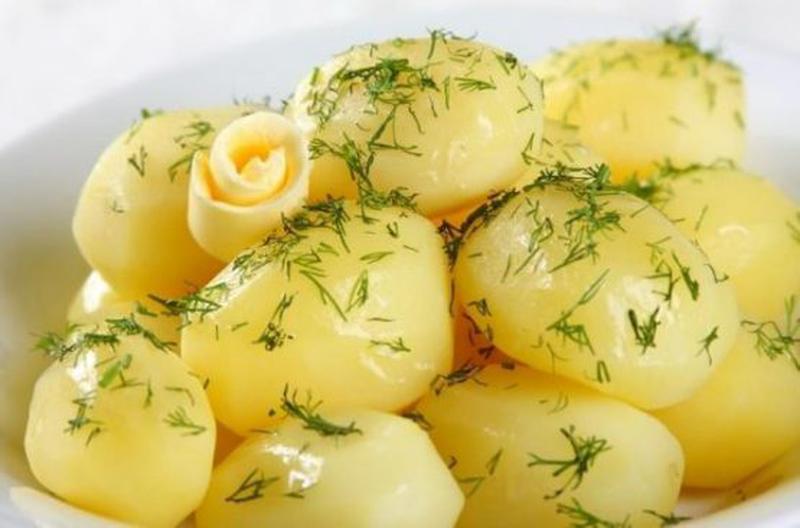 Poléváte brambory olejem? Hrozné spojení pro žaludek