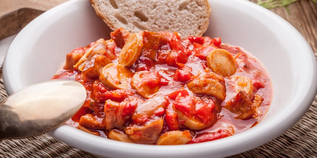Maďaři do lečo nepřidávají cukety ani houby. Klíčovou ingrediencí, na kterou Češi zapomínají, je