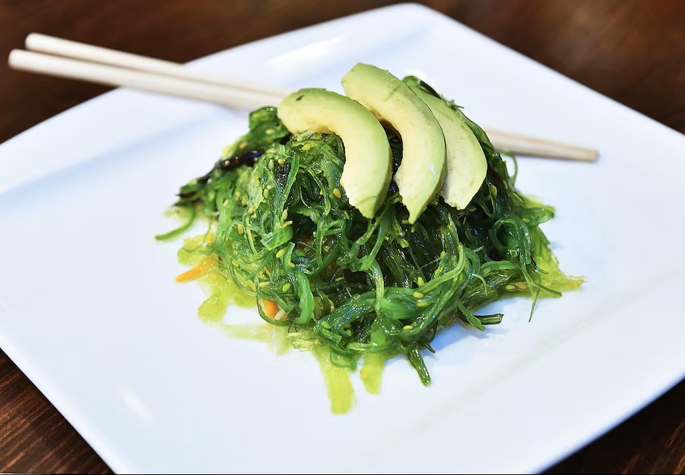 Recept na salát z wakame – japonských mořských řas, které jsou nízkokalorické a bohaté na vitamíny.