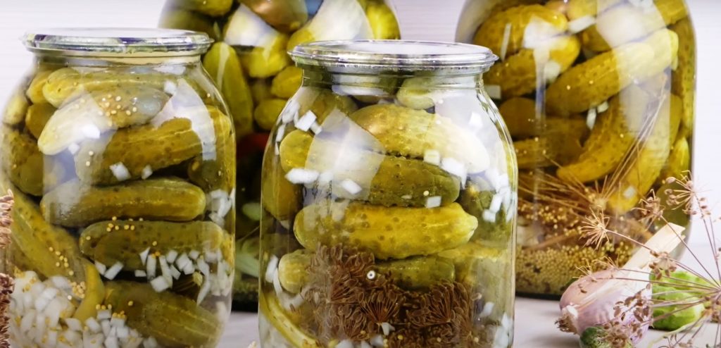 Kolik soli přidat do okurek, aby nezměkly? Starodávný recept na tvrdé a křupavé nakládané okurky