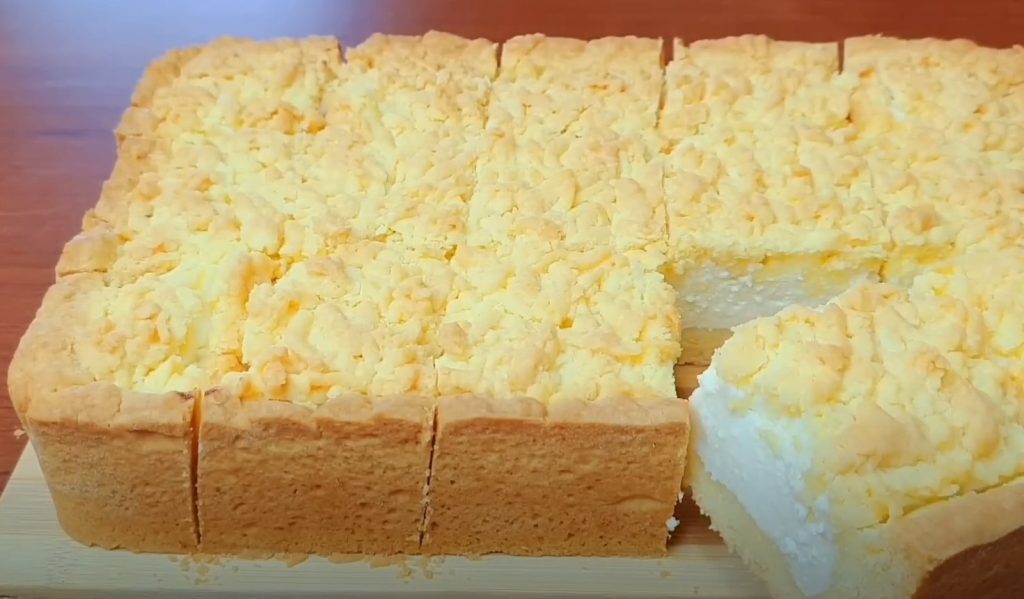 Tento koláč mám raději než cheesecake. Ochutnejte ho jednou a zamilujete si tento vláčný koláč.