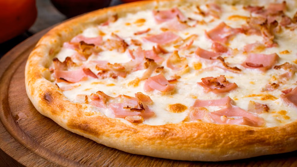Jak připravit pizzu na pánvi za méně než hodinu: postup krok za krokem.