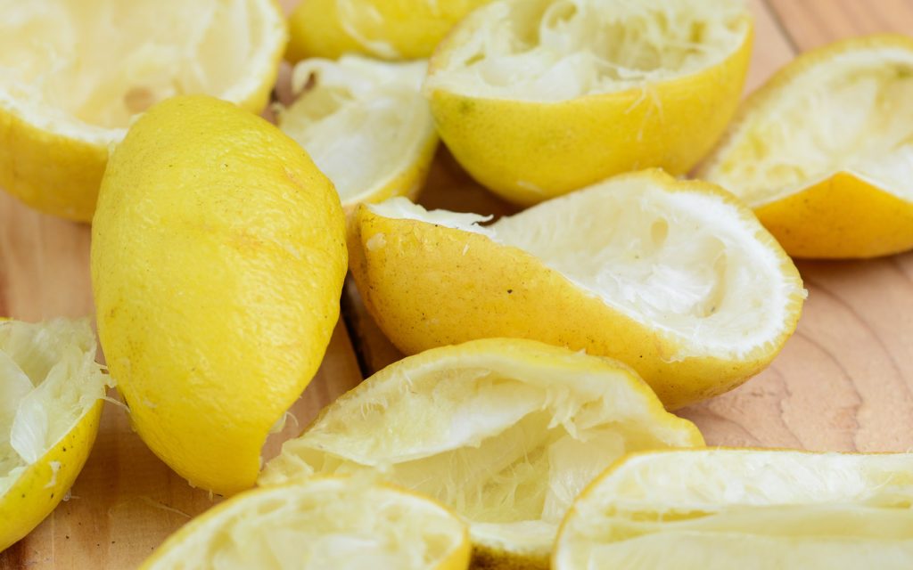Nevyhazujte je: co se dá udělat s citronovou kůrou Opětovné použití citronové kůry je jednoduché, levné a ekologické.