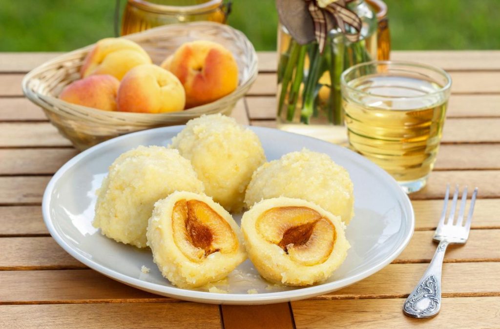 Tento recept na úžasné meruňkové knedlíčky jsem přivezla z dovolené v Rakousku. Tam se těsto nedělá z brambor.