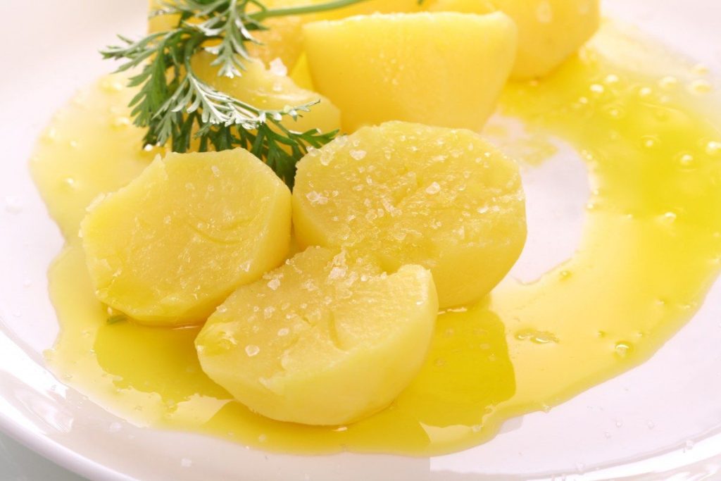 Poléváte brambory olejem? Hrozné spojení pro žaludek