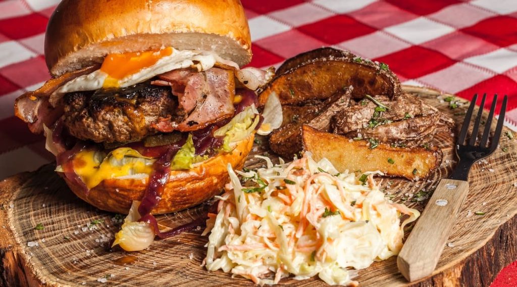 Maso z masa: ŠÉF ukázal, jak připravit burger, který vám vyvolá husí kůži