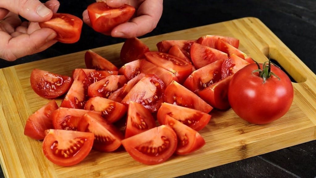 Do rajčatové polévky přidává něco, co nikdo nečeká. Výsledek je mnohem chutnější