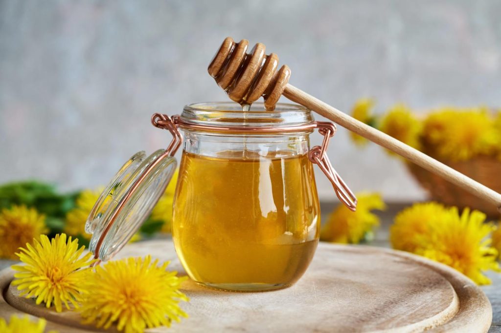 V létě vždy připravuji „zemní sirup“ podle receptu našich předků. Skvěle pomáhá proti kašli, chrapotu a zánětům.