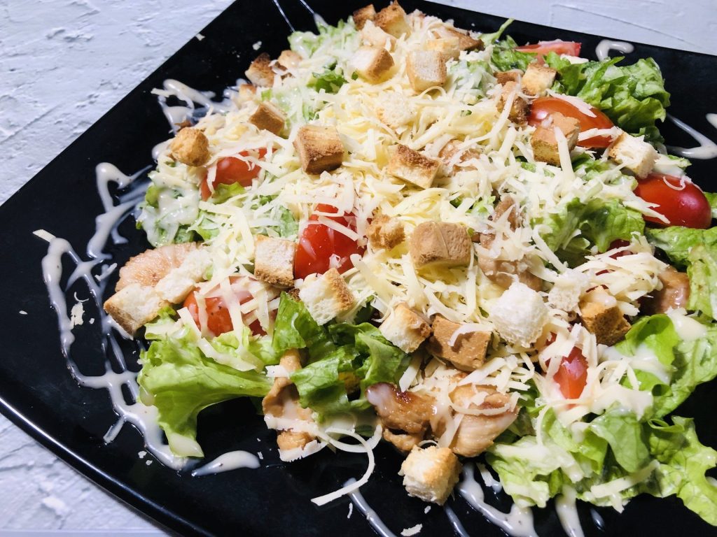 Jak se připravuje nejoblíbenější salát na světě: postupný recept