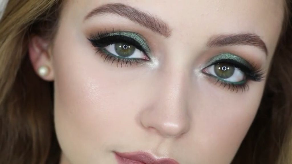 Jak vybrat make-up podle barvy očí? Osvědčené tipy, které podtrhnou vaši krásu a zářivost.