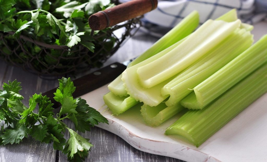 Tato nedoceněná zelenina je bohatá na vitamíny a vlákninu. Zlepšuje stav pokožky, trávení a reguluje krevní tlak.