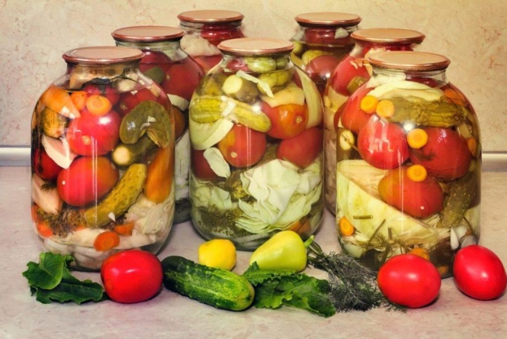 Chcete nakládat zeleninu na zimu? Zde je jednoduchý recept.