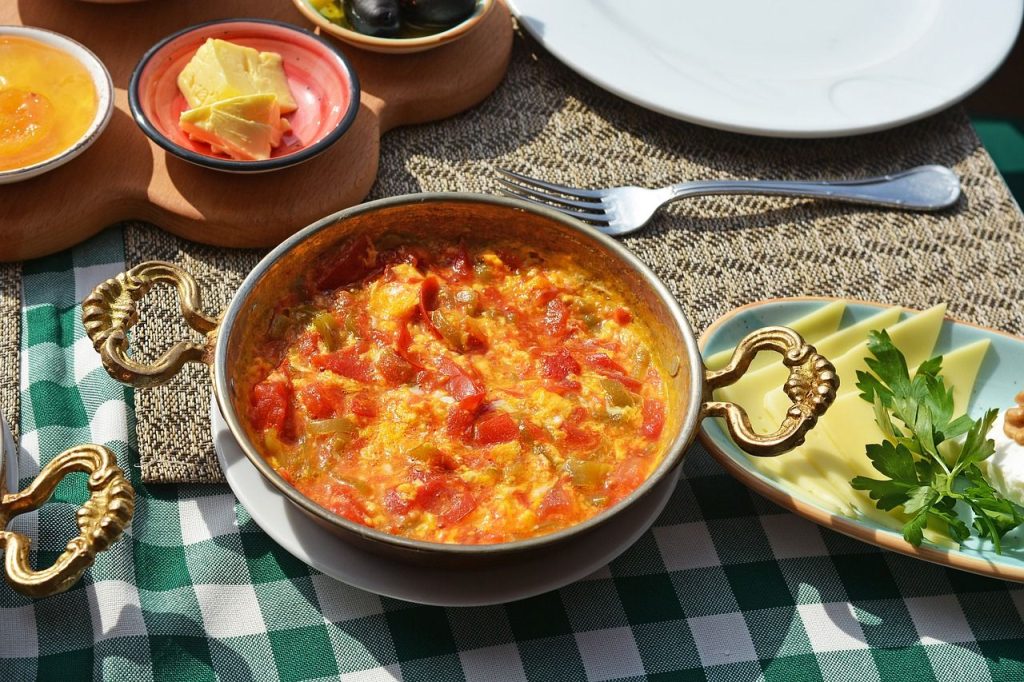 Žádná slanina. Turecká míchaná vejce jsou stokrát chutnější