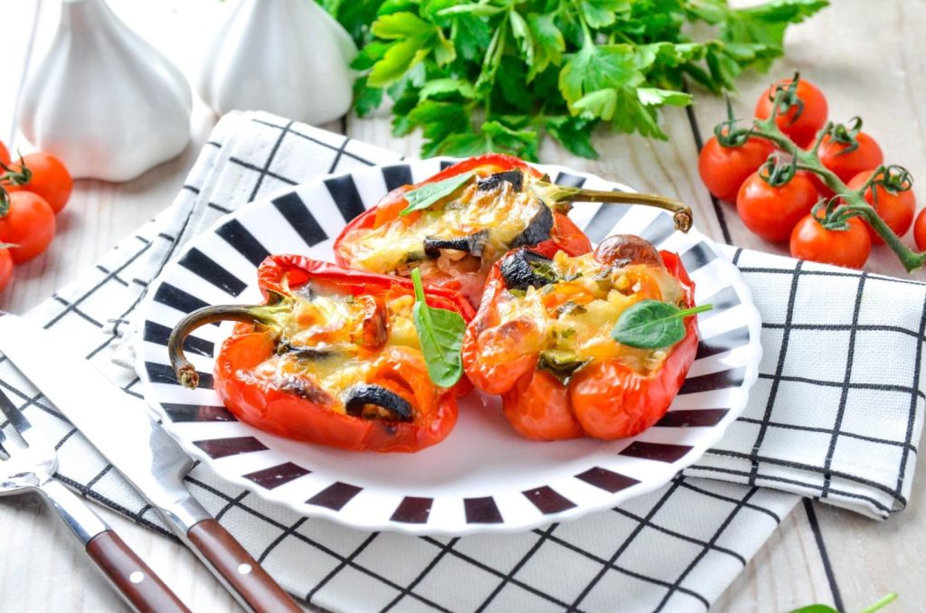 Středomořská pochoutka: paprika plněná rajčaty, mozzarellou a pestem
