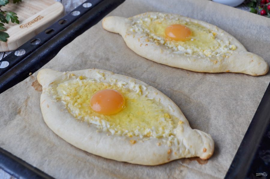 Lodky se sýrem a vejcem, nebo adžarské chačapuri. Recept na pravé gruzínské jídlo