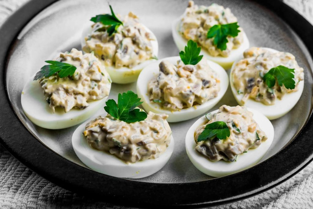 V majonéze: recept na lehká, zdravá a bílkovinová plněná vejce, ideální na léto