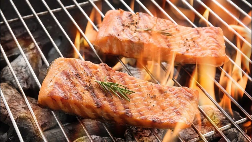 Šťavnatá ryba na grilu. Tajemství její chuti spočívá v pečlivě vybraných kořeních.