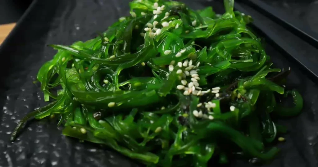 Recept na salát z wakame – japonských mořských řas, které jsou nízkokalorické a bohaté na vitamíny.