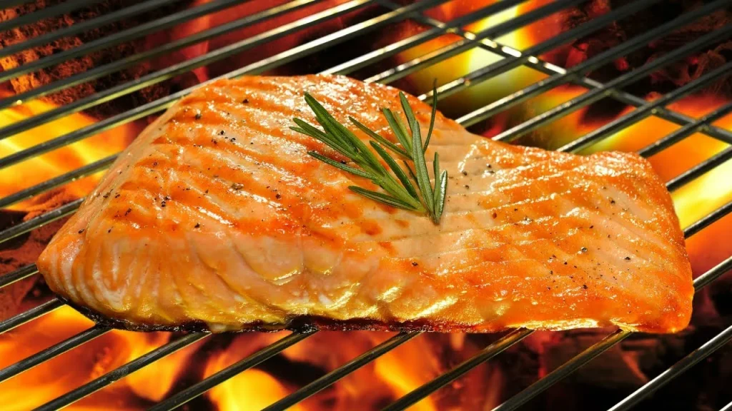 Žádný olej ani strouhanka: spolehlivý způsob, jak zabránit vysušení mražené ryby na grilu.