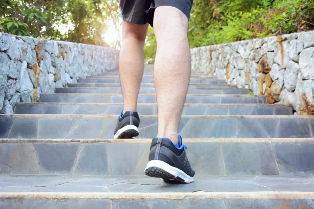 Trenér na vysoké úrovni: „Člověk vážící asi 70 kg může spálit 80 až 120 kalorií za 10 minut, když stoupá po schodech mírným tempem.“