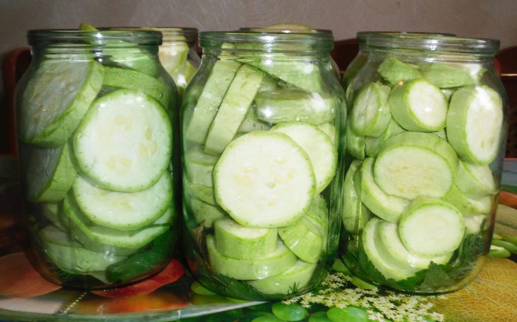 Chutnější než okurky. Tento zimní recept s cuketou je prostě mistrovské dílo.