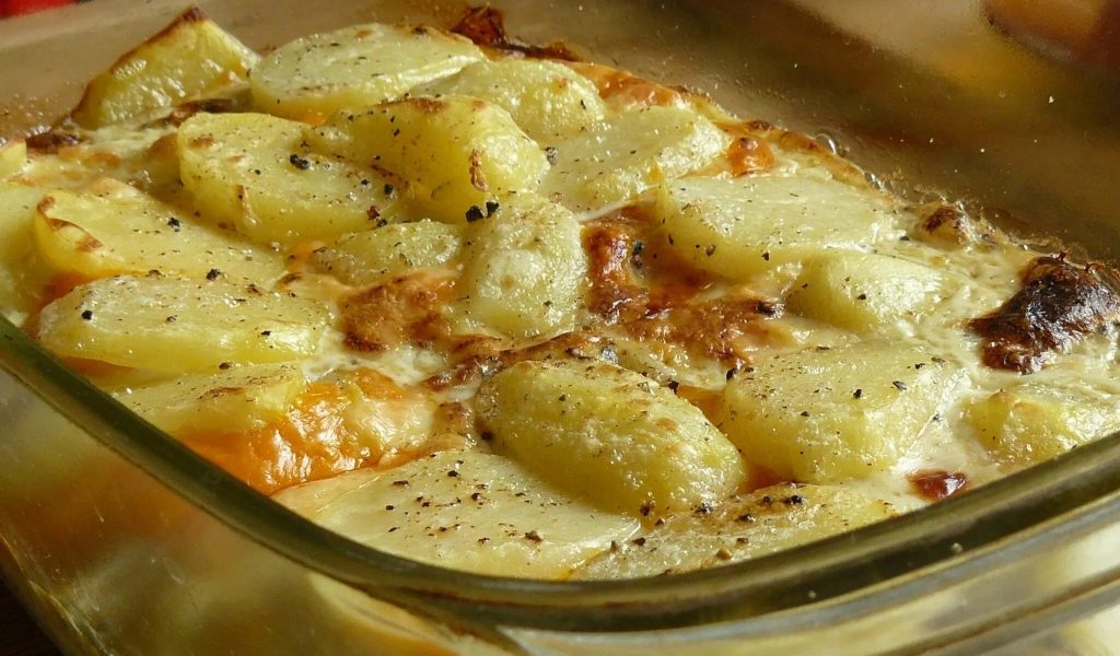 Vezmu mladé brambory a tento sýr. Je to chutné a lehké jídlo, ideální pro letní večeři.