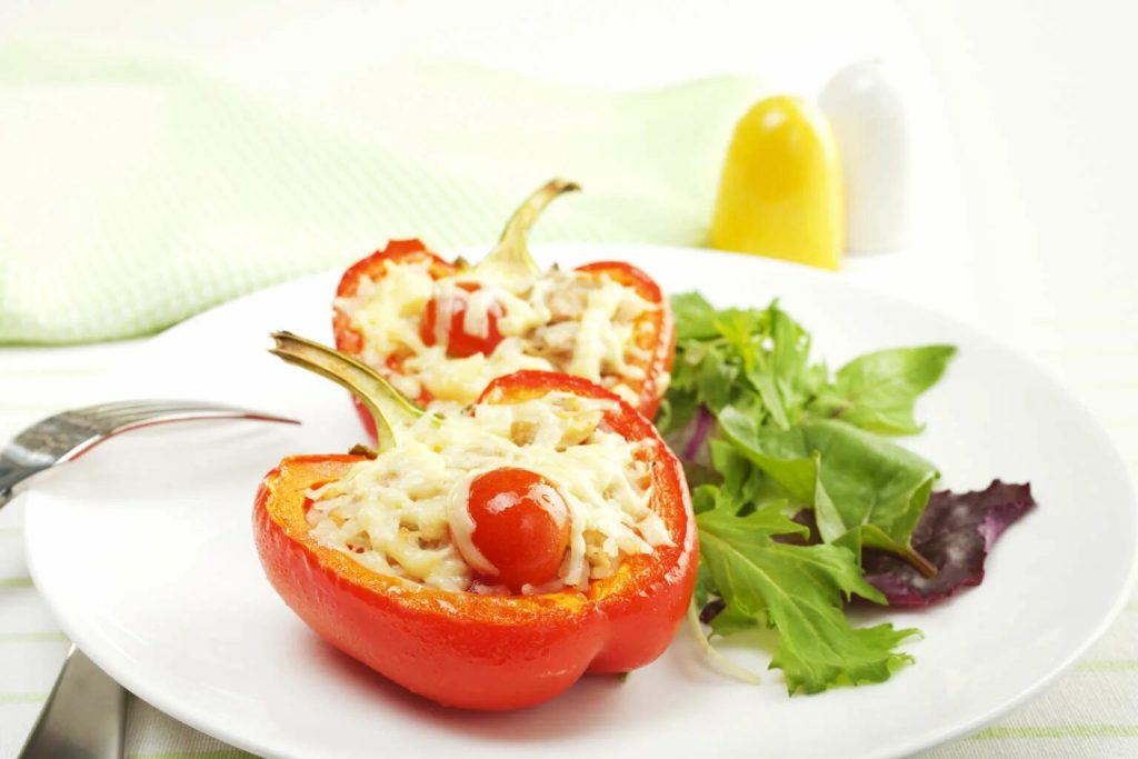 Středomořská pochoutka: paprika plněná rajčaty, mozzarellou a pestem
