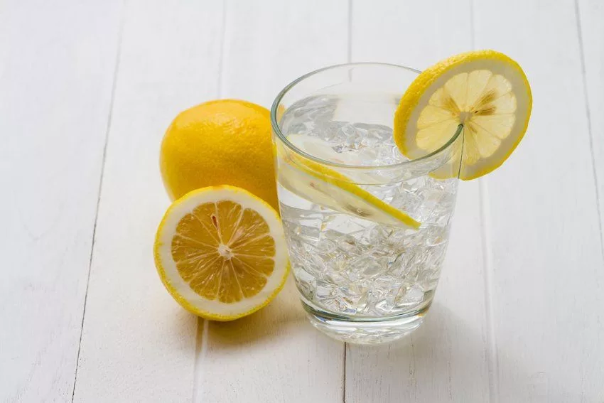 Češi rádi pijí citronovou vodu. Málokdo však ví o jejích škodlivých účincích.