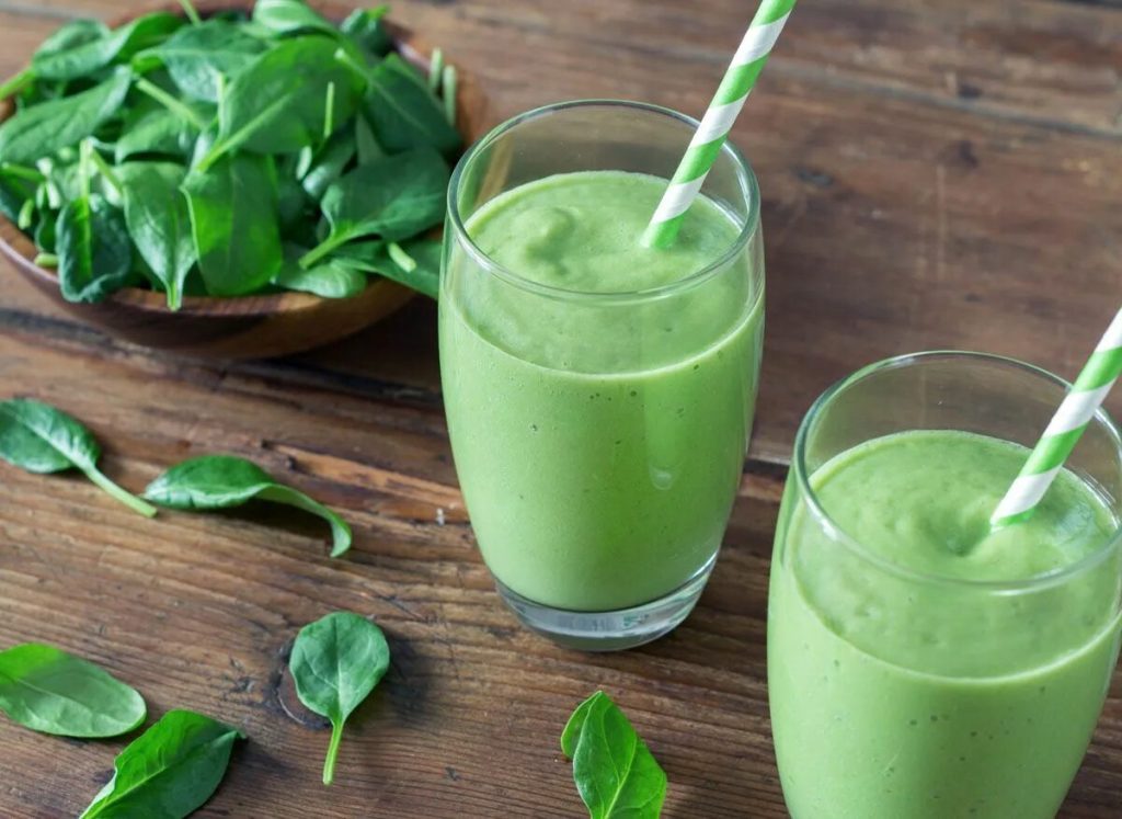 V horkých dnech ho pijte místo kávy. Zelený smoothie osvěžuje a stimuluje činnost střev.