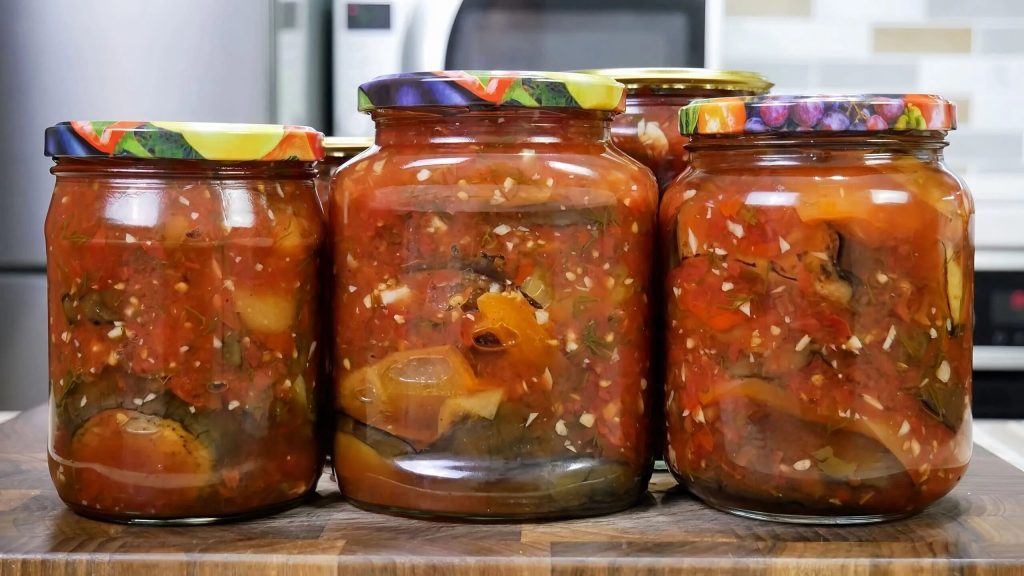Salát z lilku a papriky na zimu. Zavařeniny nemají konkurenci