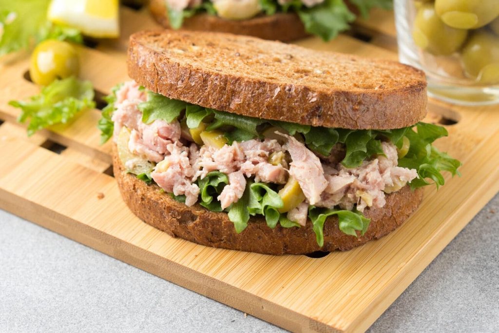 I tak jednoduché jídlo, jako je sendvič, se může proměnit v neobvyklé kulinářské dílo, pokud použijete správné ingredience a projevíte inspiraci.
