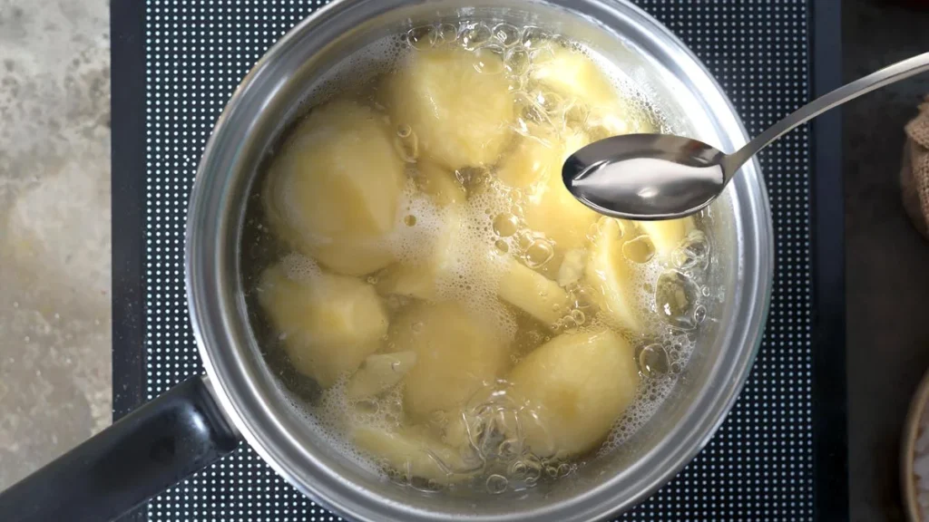 Přidejte lžíci do hrnce a vaše brambory budou dokonalé. Tak to dělají nejlepší kuchaři.