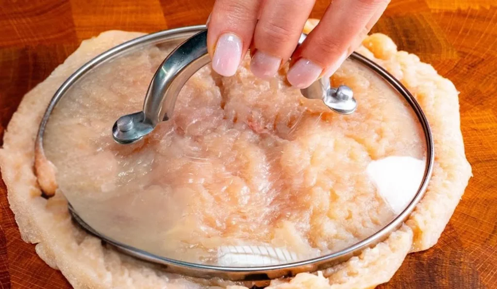 Vezměte kuřecí prsa a přikryjte je pokličkou. Tento recept si zaslouží Nobelovu cenu.