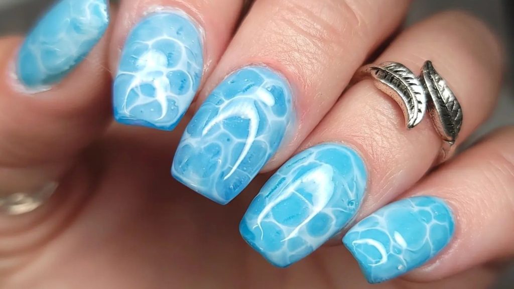Virový manikúra, který chtějí všechny: letní trend fruit water nails dobývá svět